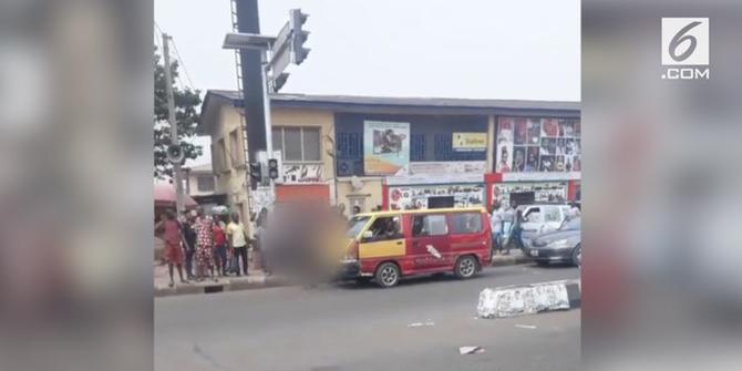 VIDEO: Viral, Rekaman Pria Bugil Adang Mobil di Jalan