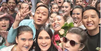 Selebriti yang di gaet Luna Maya membuat suasana catwalk Grazia Glitz & Glam dalam Jakarta Fashion Week (JFW) 2016 semakin meriah.  (Via Instagram/@Lunamaya)