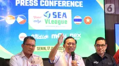 Ketua PBVSI, Imam Sudjarwo, memberi keterangan saat konferensi pers SEA V League di Denny's Senayan City, Jakarta Pusat, Senin (17/7/2023). (Bola.com/M Iqbal Ichsan)