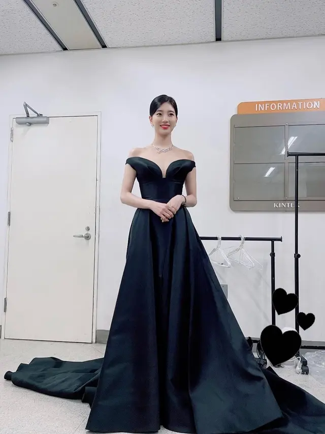 Suzy jadi pembaca acara Baeksang Arts Award ke-58 di Pusat Pameran Internasional Korea (KINTEX), Ilsan, Korea Selatan, 6 Mei 2022. (dok. Instagram @management_soop/https://www.instagram.com/p/CdNtgHzJG03/)