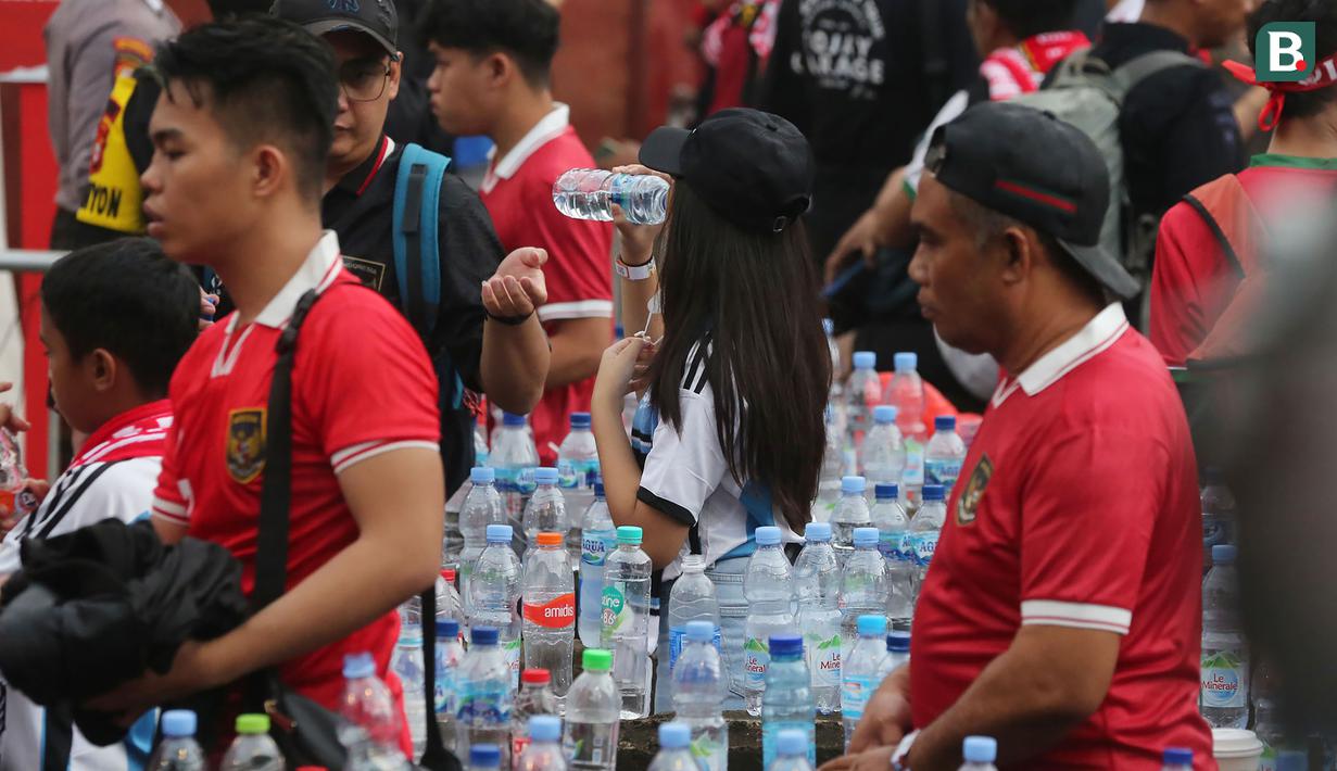 <p>Ribuan suporter mulai memadati area Stadion Utama Gelora Bung Karno, Jakarta, Senin (19/6/2023). Mereka akan menyaksikan laga persahabatan FIFA Matchday antara Timnas Indonesia menghadapi Argentina. (Bola.com/M Iqbal Ichsan)</p>