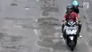Pengendara motor melintasi jalan berlubang di Gunung Sahari, Jakarta, Selasa (29/1). Sedikitnya terdapat 8 titik jalan rusak dan berlubang di sepanjang Jalan Gunung Sahari berdiameter hingga 10 cm dengan kedalaman 10 cm. (Merdeka.com/Iqbal S. Nugroho)