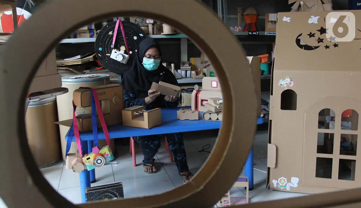 Perajin menyelesaikan pembuatan mainan dari kardus di Rumah Mainan Kardus, Depok, Jawa Barat, Kamis (1/10/2020). Mainan berbahan baku kardus tersebut dijual dengan harga Ro 50 ribu hingga Rp 1.200.000 tergantung besar kecil ukuranya dan tingkat kesulitan. (merdeka.com/Arie Basuki)
