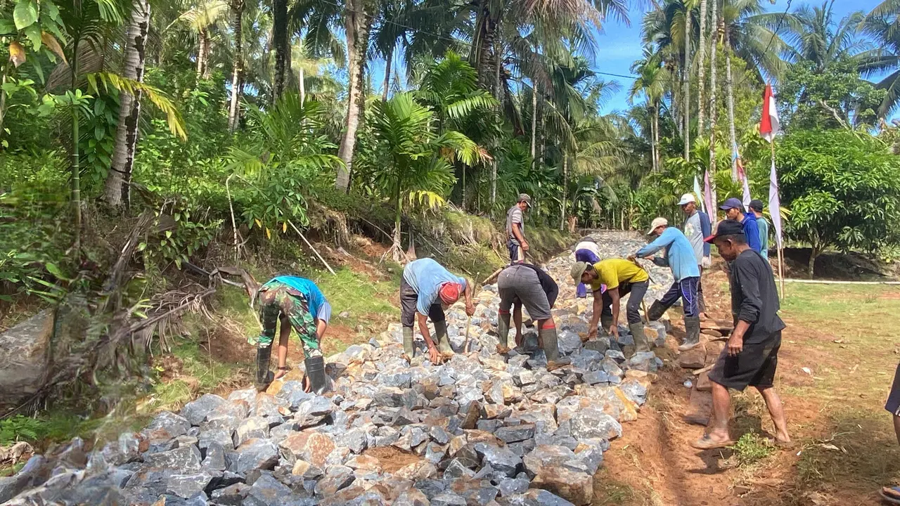 TNI dan warga gotong royong mengerjakan jalan onderlagh di Pekon Pemerihan, Kecamatan Bangkunat, Lampung Barat. Foto : (Istimewa).