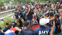 Agus Harimurti Yudhoyono (AHY) memperkenalkan program dana bergulir ke pengusaha tempe di Semper Barat, Jakarta Utara.