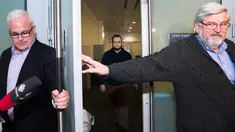 Joshua Boyle (tengah) tiba di bandara Toronto, Kanada (13/10). Pria asal Kanada ini disandera bersama istrinya Caitlin Coleman, dan ketiga anaknya oleh pasukan taliban di Afghanistan. (Nathan Denette / The Canadian Press via AP)
