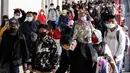 Pemudik tiba di Stasiun Senen, Jakarta, Minggu (23/5/2021). Dari 27.160 warga sebanyak 17.623 orang merupakan warga Jakarta atau ber-KTP Jakarta yang selama libur Lebaran kembali ke kampung masing-masing, sementara 9.537 merupakan warga non DKI Jakarta atau pendatang baru. (Liputan6.com/Johan Tallo)