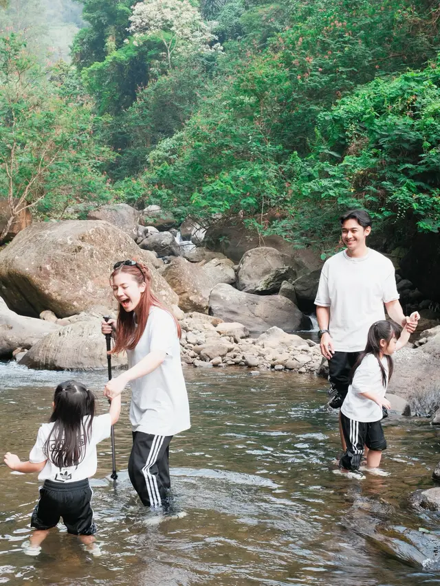 Felicya Angelista & Caesar Hito main di sungai bareng dua anak