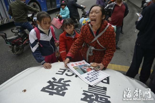 Ni, saat mencoba menjual bayinya di jalan | Photo: Copyright shanghaiist.com
