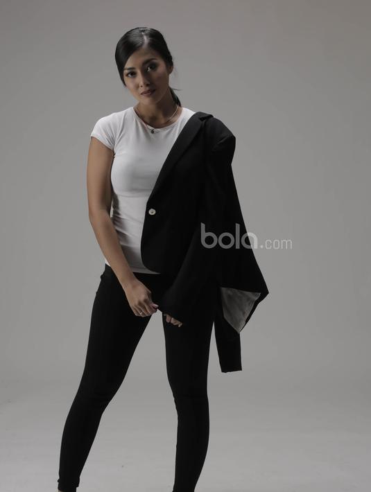 Paras eksotis dan kemampuan komunikasi menjadi daya pikat tersendiri yang dipancarkan oleh Venilia Agik. (Bola.com/Vitalis Yogi Trisna)