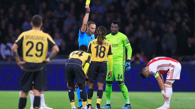 Pemain Lille, Renato Sanches (tengah) mendapat kartu kuning dari wasit usai mendorong pemain Ajax, Dusan Tadic pada laga Grup H Liga Champions di Amsterdam, Belanda, Selasa (17/9/2019). Ajax memuncaki klasemen Grup H Liga Champions usai mengalahkan Lille 3-0. (AP Photo/Peter Dejong)