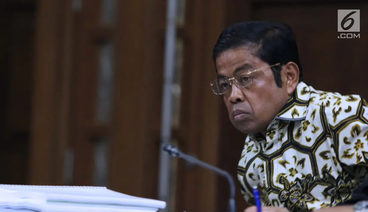 Terdakwa dugaan suap pembangunan PLTU Riau-1,Idrus Marham saat sidang lanjutan dugaan suap pembangunan PLTU Riau-1, Pengadilan Tipikor, Jakarta, Selasa (19/2). Sidang mendengar kesaksian Johanes B Kotjo dan Setya Novanto. (Liputan6.com/Helmi Fithriansyah)