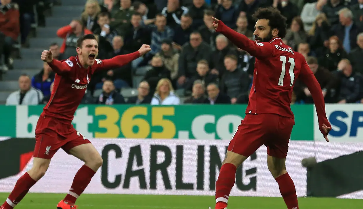 Gelandang Liverpool, Mohamed Salah, merayakan gol yang dicetaknya ke gawang Newcastle pada laga Premier League di Stadion St James Park, Newcastle, Sabtu (5/5). Newcastle kalah 2-3 dari Liverpool. (AFP/Lindsey Parnaby)
