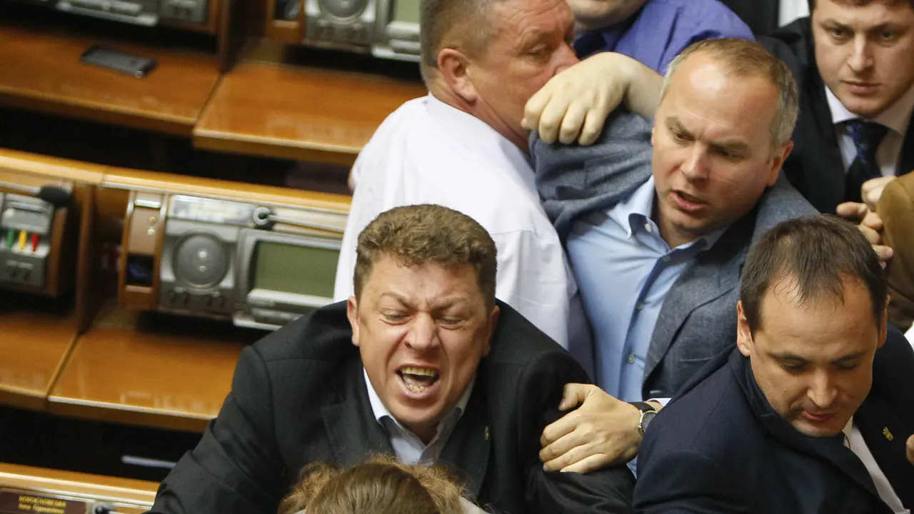 Anggota Dewan Ukraina Adu Jotos
