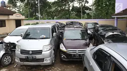 Puluhan mobil yang rusak akibat terjangan tsunami selat sunda di Terminal Carita, Banten, Selasa (25/12). Terminal ini dijadikan tempat penampungan mobil yang hancur akibat tsunami. (Liputan6.com/Angga Yuniar)