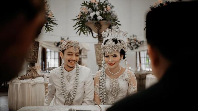 7 Potret Mesra Fiersa Besari dan Istri  Terkonfirmasi 