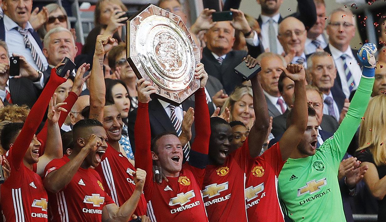 Para pemain Manchester United mengangkat trofi juara saat mengalahkan Leicester City 2-1 pada ajang Community Shield di Stadion Wembley stadium, London, Minggu (7/8/2016). (AP Photo/Frank Augstein)