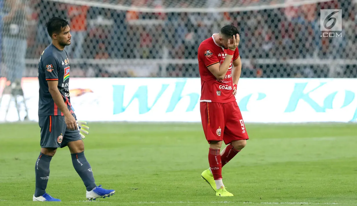 Kapten tim Persija, Andritany dan Marko Simic terduduk usai laga lanjutan Shopee Liga 1 Indonesia 2019 melawan Arema FC di Stadion Gelora Bung Karno, Jakarta, Sabtu (3/8/2019). Kedua tim bermain imbang 2-2-. (Liputan6.com/Helmi Fithriansyah)