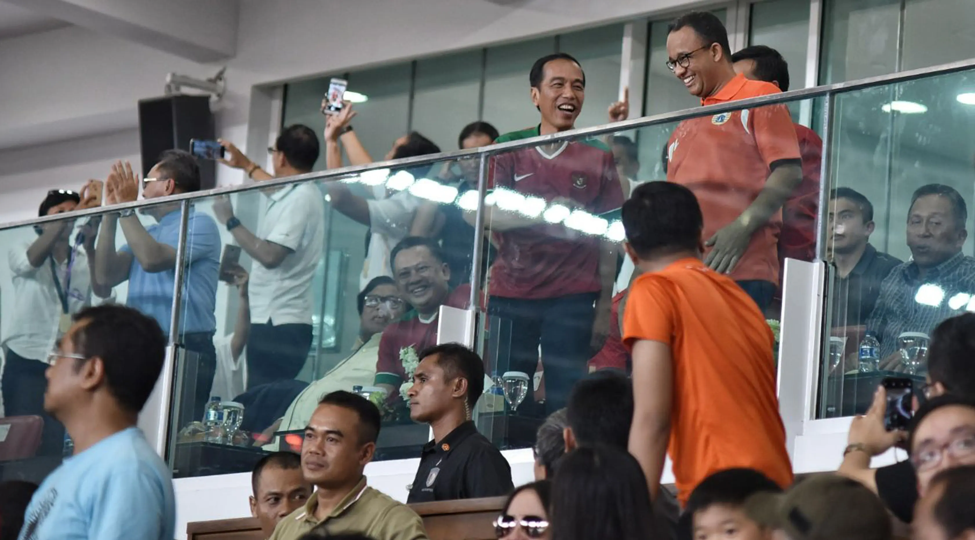 Presiden Jokowi dan Gubernur DKI Jakarta, Anies Baswedan tertawa lepas saat berbincang disela pertandingan Final Piala Presiden 2018 antara Persija Jakarta vs Bali United di Stadion Utama GBK, Sabtu (17/2). (LIputan6.com/Dok Gubernur DKI/Khairudin Safri)