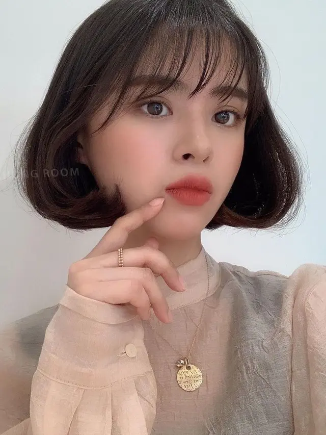 Model rambut Micro Bangs with See-Through Bangs (Sumber: allthingshair)