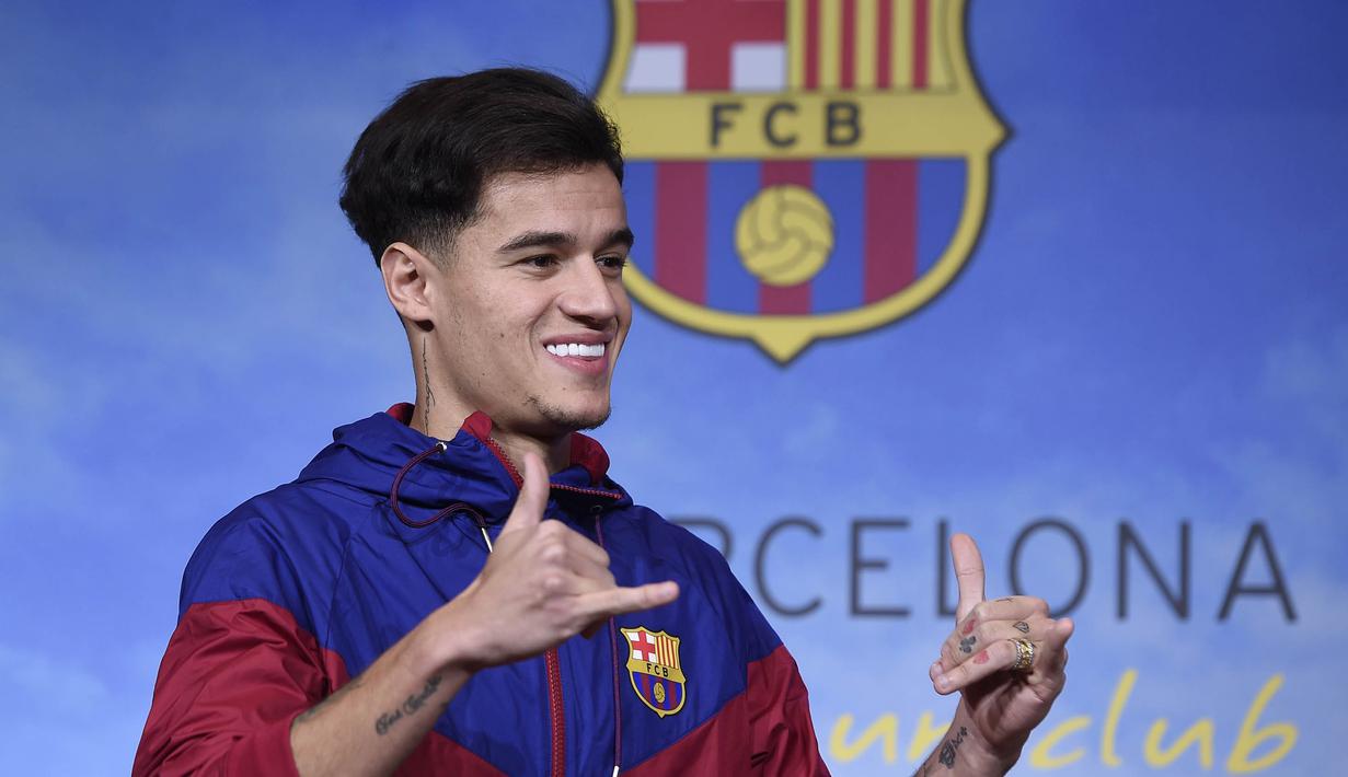 Gelandang baru Barcelona, Philippe Coutinho, diperkenalkan kepada publik di Barcelona, Minggu (7/1/2018). Pemain asal Brasil ini resmi didatangkan dari Liverpool dengan harga 160 juta euro. (AFP/Josep Lago)