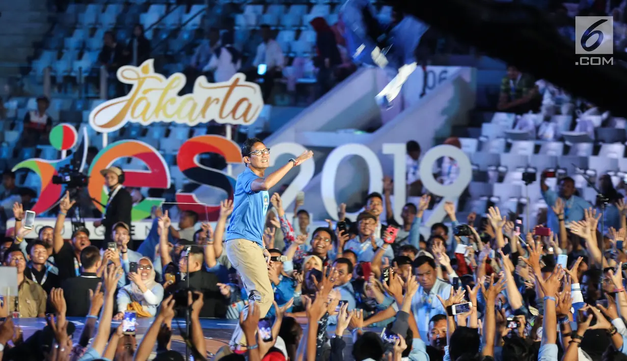 Pengusaha yang juga Cawapres nomor urut 02, Sandiaga Uno melempar jaket kepada kaum milenial pada acara YES 2019 di Jakarta, Rabu (10/4). Acara ini merupakan program inspiratif dengan menghadirkan artis dan pengusaha muda guna mencetak entrepreneur yang handal. (Liputan6.com/Fery Pradolo)