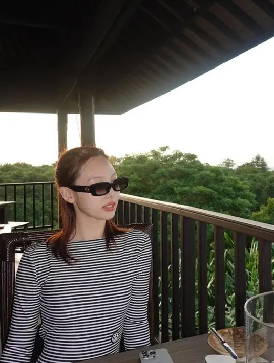 Nayeon menunjukan wajah putih glowing tanpa riasan wajah hanya mengenakan lipstik glossy agar terlihat lebih fresh. Dengan gaya rambut ikat setengah dan tampil mengenakan kacamata hitam.[@nayeonyny]
