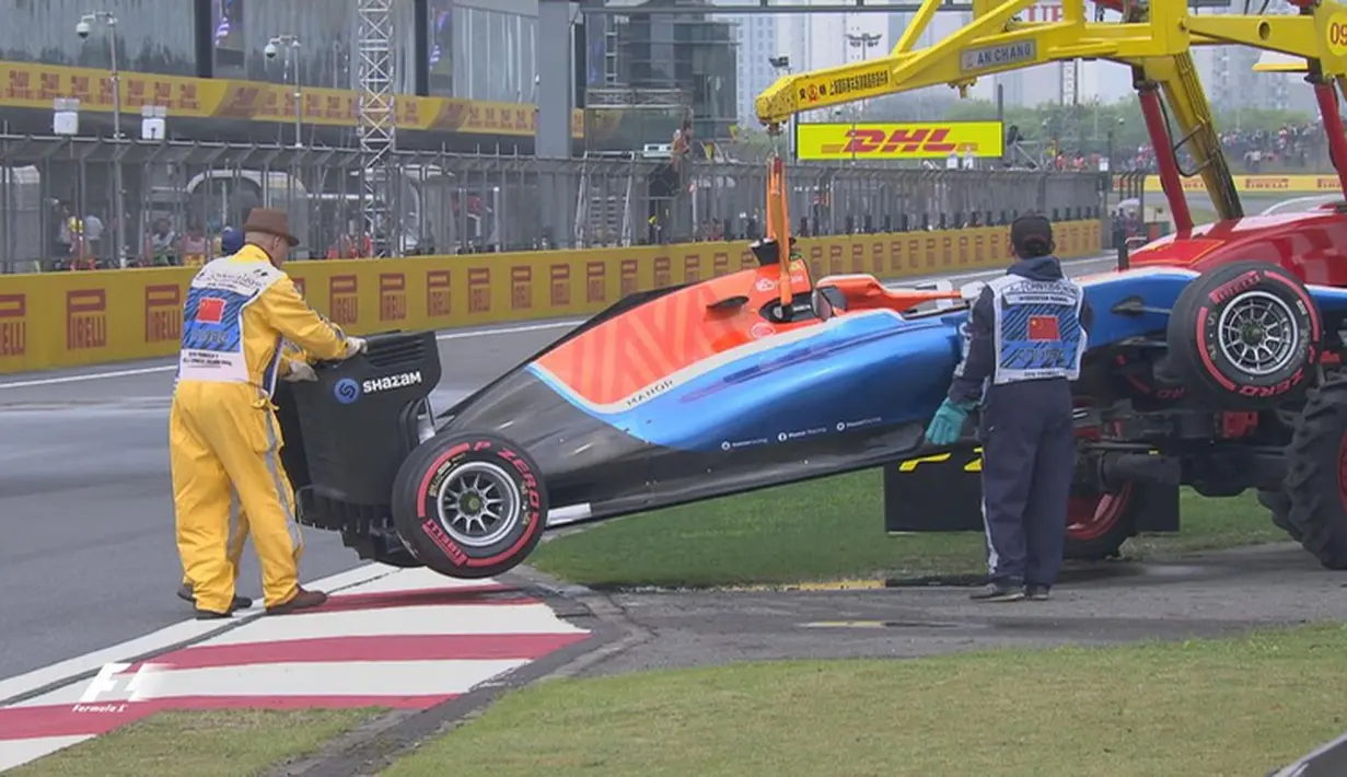 Mobil Pascal Wehrlein dievakuasi setelah melintir dan menabrak dinding pembatas dalam sesi kualifikasi F1 GP China di Sirkuit Internasional Shanghai, China, Sabtu (16/4/2016). (Bola.com/Twitter/F1) 