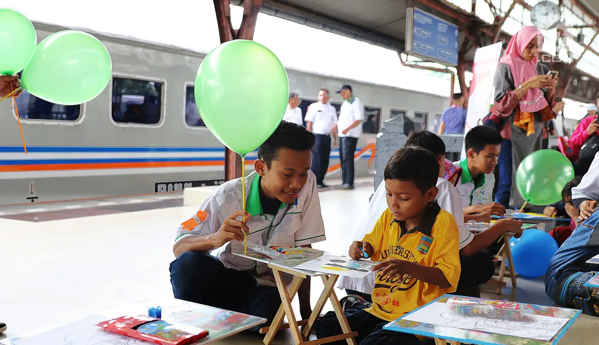 Sejumlah anak memanfaatkan fasilitas "Arena Lingkungan Ramah Anak" sambil menunggu waktu keberangkatan kereta api di Stasiun Pasar Senen, Jakarta, Kamis (22/6). (Liputan6.com/Angga Yuniar)