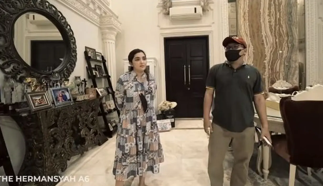 Salah satu alasan renovasi adalah membuatkan kamar untuk dua anak Anang dan Ashanty yaitu Arsy dan Arsya. (YouTube/The Hermansyah A6)