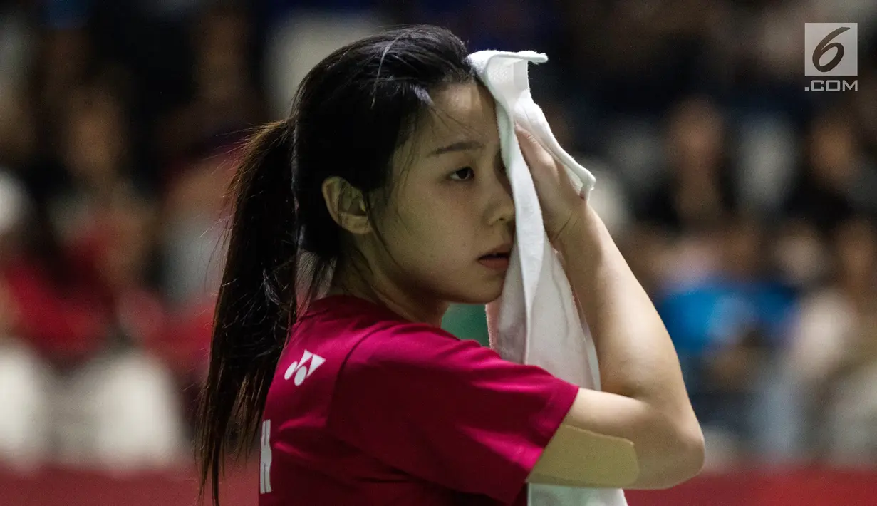 Pebulu tangkis Hong Kong, Tsz Huen Lam melepas lelah saat tampil pada Asian Para Games cabang bulu tangkis RR 3 di Istora Senayan, Jakarta, Kamis (11/10). (Bola.com/Vitalis Yogi Trisna)