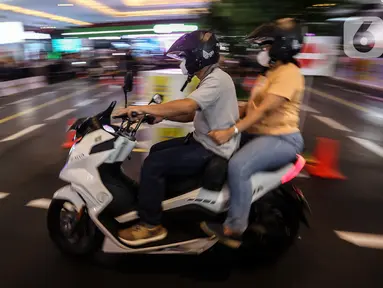 Pengunjung menjajal sepeda motor listrik pada pameran Indonesia International Motor Show (IIMS) 2023 di JIExpo Kemayoran, Jakarta Pusat, Jumat (17/2/2023). IIMS 2023 yang berlangsung hingga 26 Februari mengangkat tema "Bringing Opportunity for Otomotive Society Together" (BOOST) dan menghadirkan sekitar 40 merek otomotif dengan menampilkan produk dan konsep terbaru. (Liputan6.com/Johan Tallo)