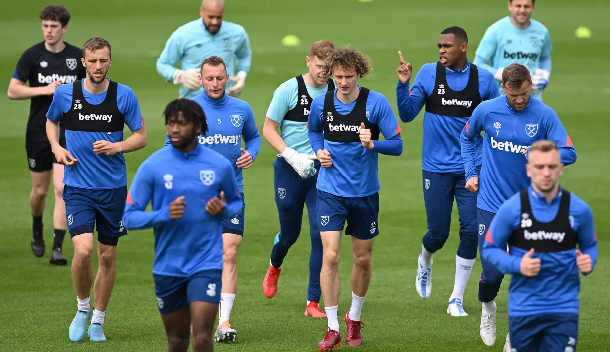 <p>Bek West Ham United, Issa Diop (belakang kanan) melakukan pemanasan dengan rekan satu timnya saat mengambil bagian dalam sesi latihan di tempat latihan West Ham United di London timur (4/5/2022). West Ham akan bertanding melawan Eintracht Frankfurt pada leg kedua semifinal Liga Europa di di Deutsche Bank Park. (AFP/Justin Tallis)</p>