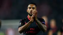 Pemain Arsenal, Theo Walcott bertepuk tangah kepada suporter seusai pertandingan Grup H Liga Europa melawan Red Star Belgrade di Stadion Rajko Mitic, Kamis (19/10). Arsenal menang 1-0, berkat gol Olivier Giroud. (AP/Darko Vojinovic)