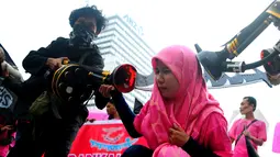 Sejumlah mahasiswa melakukan aksi menolak ISIS di Car Free Day, Bundaran HI, Jakarta, Minggu (15/3/2015). Mereka melakukan aksi teaterikal sebagai bentuk sindiran terhadap kekejaman ISIS. (Liputan6.com/Yoppy Renato) 