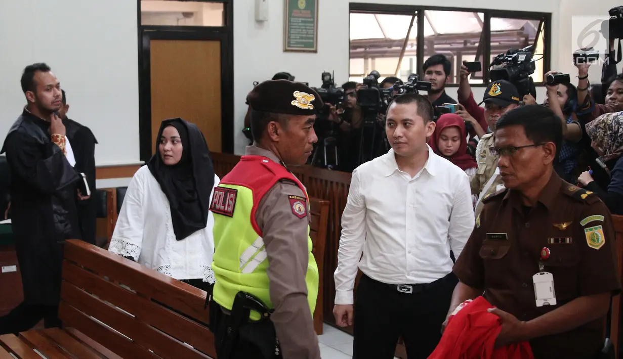 Terdakwa kasus First Travel Andika Surachman dan Anniesa Hasibuan bersiap meninggalkan ruangan usai menjalani sidang di PN Depok, Jawa Barat, Rabu (30/5). Andika Surachman divonis 20 tahun penjara. (Liputan6.com/Herman Zakharia)