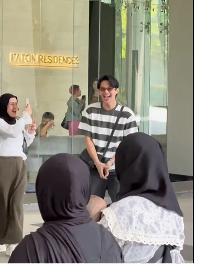 6 Potret Rey Mbayang dan Geng Diprank Istri Pakai Kaus Kembar, Bak Study Tour