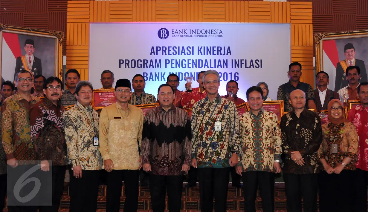 Gubernur Bank Indonesia, Agus DW Martowardojo (kelima kiri) berfoto bersama Gubernur Jateng, Ganjar Pranowo serta para penerima penghargaan program pengendalian inflasi 2016 di Jakarta, Senin (25/4/2016). . (Liputan6.com/Helmi Fithransyah)