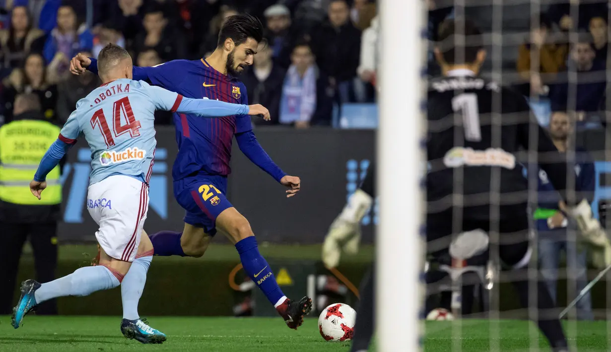Pemain Barcelona, Andre Gomes berebut bola dengan pemain Celta Vigo, Lobotka pada pertandingan leg pertama babak 16 besar Copa del Rey di Stadion Balaidos, Kamis (4/1). Barcelona harus puas bermain imbang  dengan skor 1-1. (AP/Lalo R. Villar)