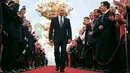 Undangan bertepuk tangan saat Vladimir Putin akan dilantik sebagai presiden baru Rusia di Kremlin, Moskow, Rusia, Senin (7/5). Putin kembali menjadi Presiden Rusia setelah memenangkan 77 persen suara dalam pemilu. (AP Photo/Alexander Zemlianichenko, Pool)