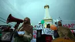 Seorang mahasiswi melakukan orasi saat aksi peringatan Hari Hutan Dunia di Tugu ,Yogyakarta, Senin (21/3). Mahasiswa menuntut pemerintah untuk mencegah kebakaran hutan dan lahan  dan menghukum berat pelakunya. (Foto: Boy Harjanto)