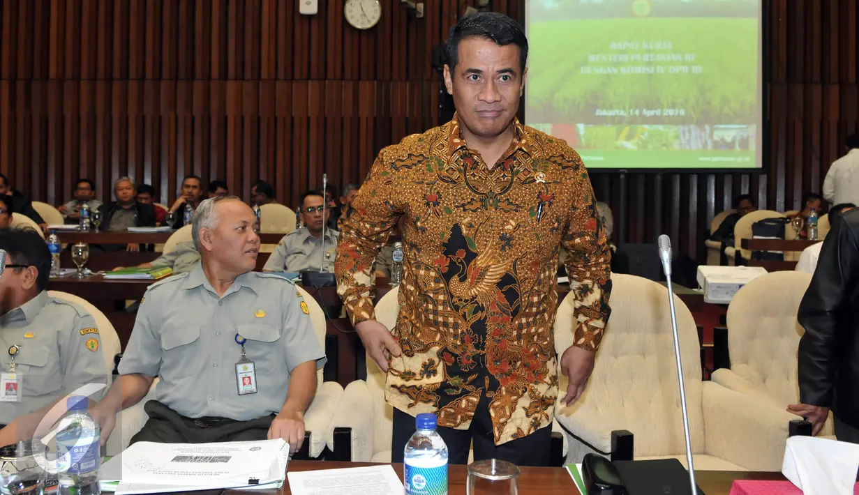 Mentan, Amran Sulaiman saat menghadiri raker dengan Komisi IV DPR, di Kompleks Parlemen, Jakarta, Kamis (14/4). Rapat membahas RUU Prioritas dalam Prolegnas, Evaluasi Kinerja dan Serapan anggaran triwulan I Tahun 2016. (Liputan6.com/Johan Tallo)