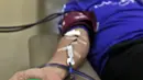 Penyintas COVID-19 melakukan donor plasma konvalesen di PMI DKI Jakarta, Selasa (19/1/2021). Hasil dari plasma konvalesen tersebut nantinya akan ditransfusikan ke tubuh pasien positif COVID-19 untuk membantu penyembuhan. (Liputan6.com/Herman Zakharia)