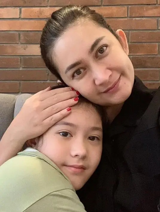 Melalui akun Instagram-nya, Nafa Urbach kerap memberikan petuah bijak. "Mencintai Tuhan itu syaratnya cuma satu nak. -Punya keberanian - / banyakin beranimu nak contohnya berani berkorban melakukan yg Tuhan mau dan bukan yg kamu mau," tulisnya. (Foto: instagram.com/nafaurbach)