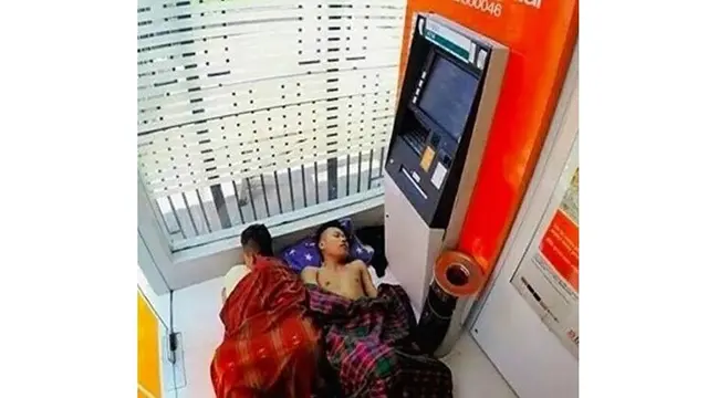 7 Kelakuan Kocak Saat di ATM Ini Bikin Tepuk Jidat