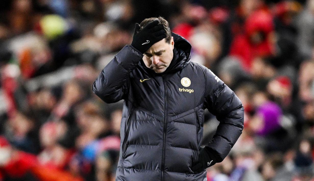 Pelatih Chelsea, Mauricio Pochettino, memegang kepalanya setelah anak asuhnya ditaklukkan Middlesbrough dalam laga leg pertama semifinal Carabao Cup 2023/2024 yang digelar di Riverside Stadium, Rabu (10/1/2024). (AFP/Oli Scarff)
