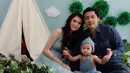 Adi Nugroho dan Donita menikah di kawsasn MH Thamrin pada 6 September 2014. Dari pernikahan itu, mereka dikaruniai seorang anak yang mereka beri nama, Alfarizqy Ataris Svarga Nugroho, yang lahir pada 12 November 2015 lalu. (Instagram/donitabhubiy)