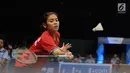 Pebulu tangkis Indonesia, Gregoria Mariska Tunjung mengembalikan kok ke arah Chen Yufei (China) pada putaran pertama Indonesia Open 2017 di Jakarta, Selasa (13/6). Gregoria unggul 17-21, 21-19, 21-19. (Liputan6.com/Helmi Fithriansyah)