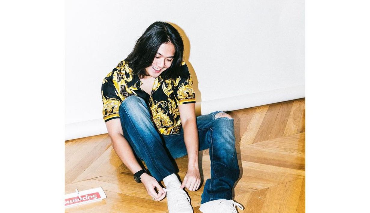 Namun, meski proses syuting film tersebut sudah rampung sejak lama, Iqbaal Ramadhan tetap mempertahankan rambut panjangnya lantaran sudah merasa nyaman. (FOTO: instagram.com/iqbaal.e)