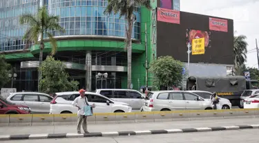 Layar reklame disegel di kawasan perempatan Harmoni, Jakarta, Selasa (29/1). 48 reklame melanggar izin telah disegel sepanjang Januari 2019. Hal tersebut melengkapi 60 reklame melanggar lainnya yang ditertibkan pada 2018. (Liputan6.com/Faizal Fanani)